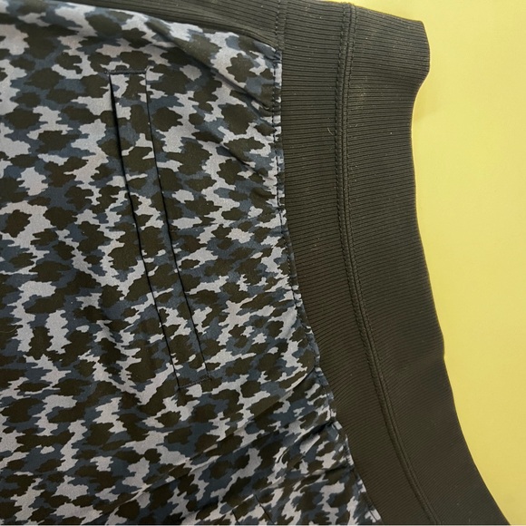 Athelta Brooklyn printed short size 4 - Picture 6 of 6